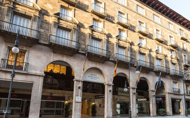 Altbauhaus mit Rundbögen direkt in der Stadt von Mallorca