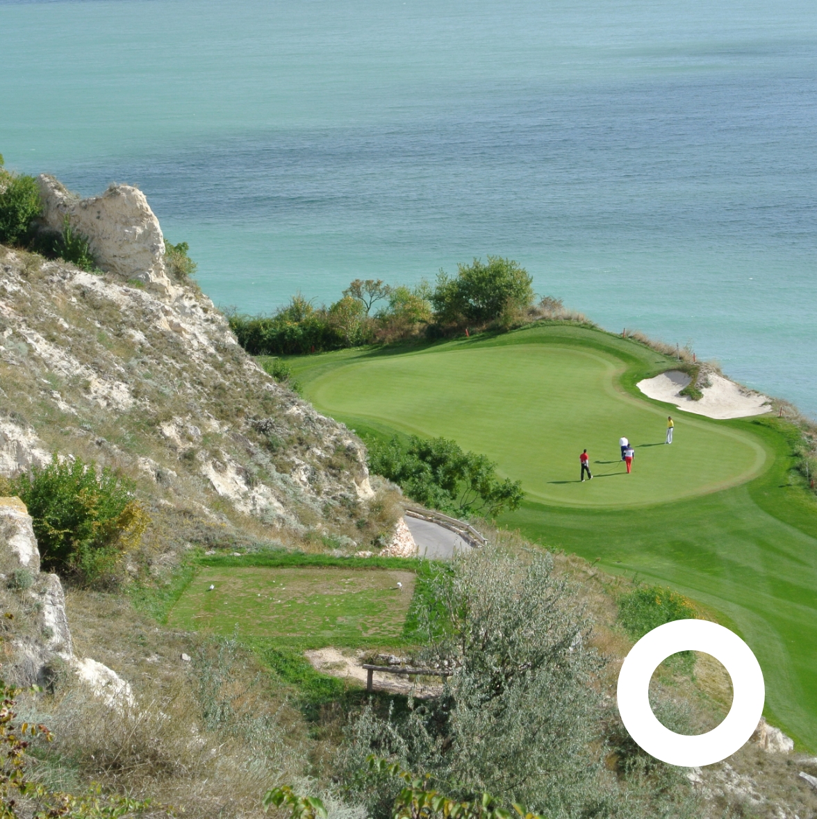 Golfspieler auf einem Grün am Meer, umgeben von Klippen und Büschen, rechts unten ein Kreis Icon für Kategorie Golf