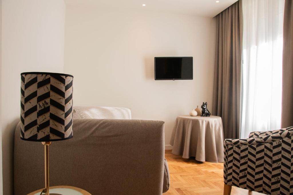 Wohnbereich einer Suite im Ambassador Palace Hotel mit Sofa, Beistelltisch und Fensterfront.