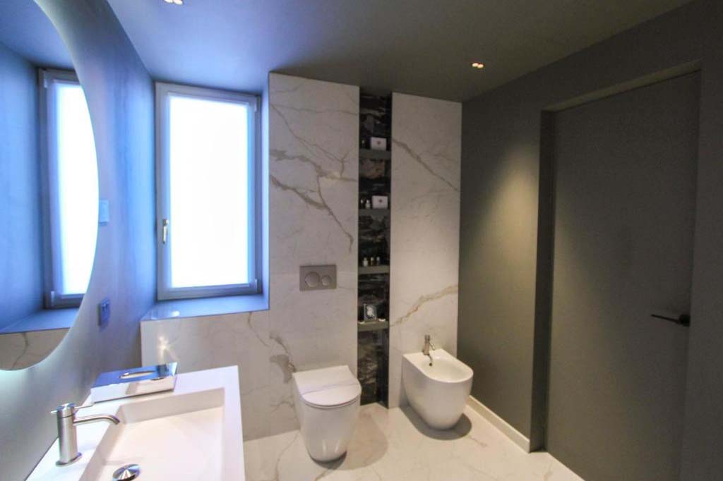 Modernes Badezimmer im Ambassador Palace Hotel mit WC, Bidet, Waschbecken und Fenster.