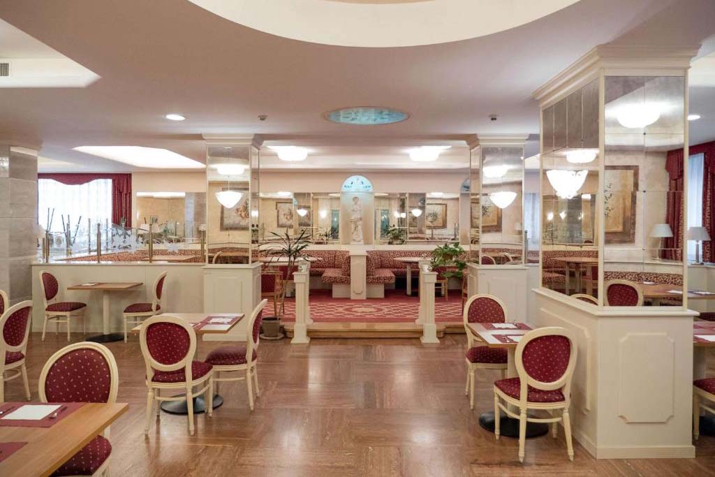 Eleganter Frühstücksraum im Best Western Gorizia Palace mit gedeckten Tischen und klassischem Design.