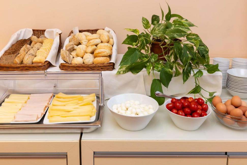 Herzhaftes Frühstücksbuffet mit Brot, Käse, Eiern und frischen Zutaten im Best Western Gorizia Palace.