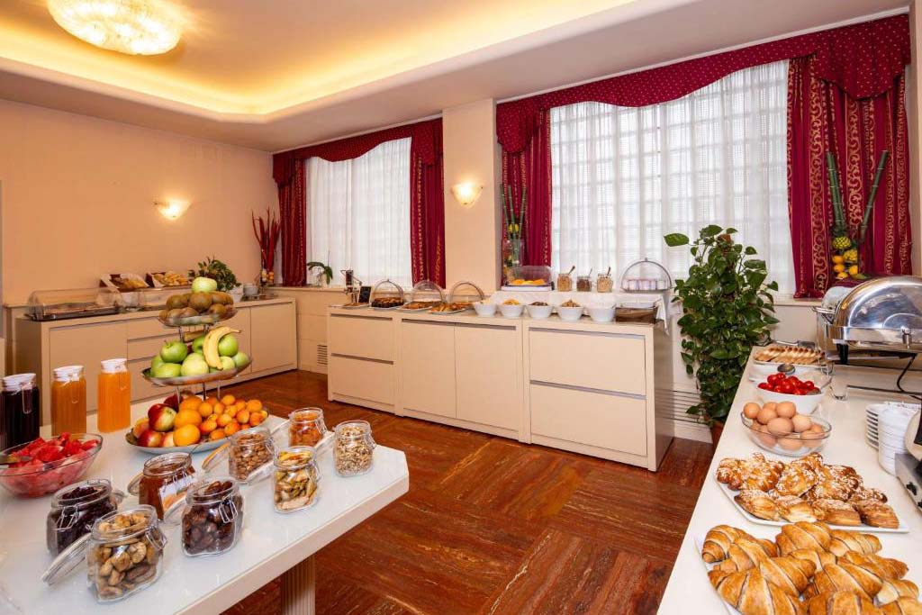 Großzügiger Frühstücksraum mit reichhaltigem Buffetangebot im Best Western Gorizia Palace Hotel.