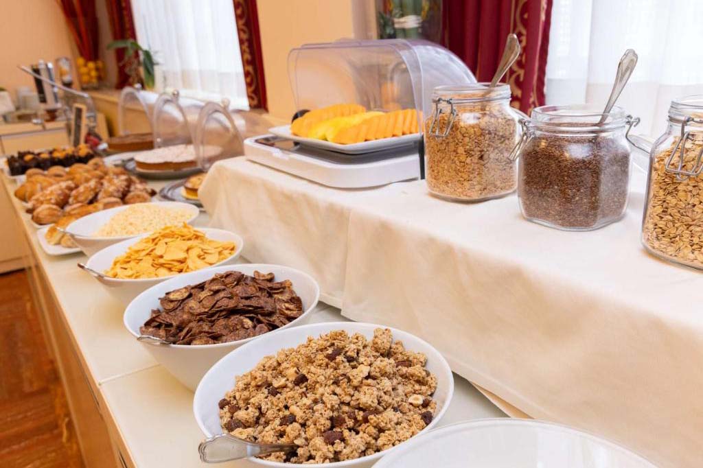 Frühstücksbuffet mit Müsli, Cerealien, Nüssen und frischen Zutaten im Best Western Gorizia Palace Hotel in Gorizia.