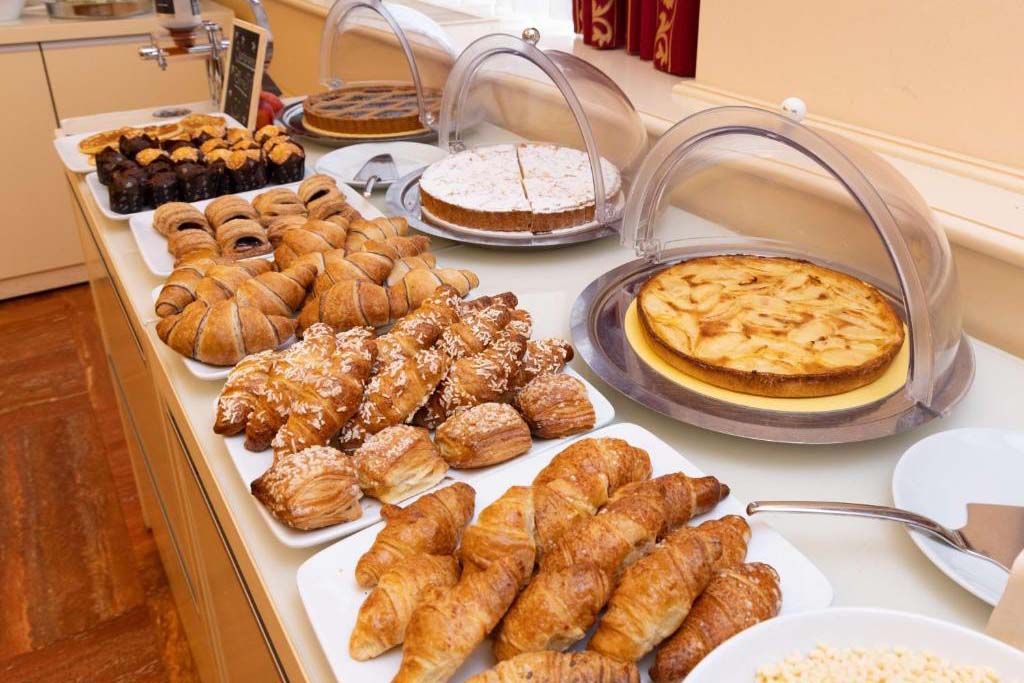 Große Auswahl an Croissants, Kuchen und süßem Gebäck am Frühstücksbuffet im Best Western Gorizia Palace.