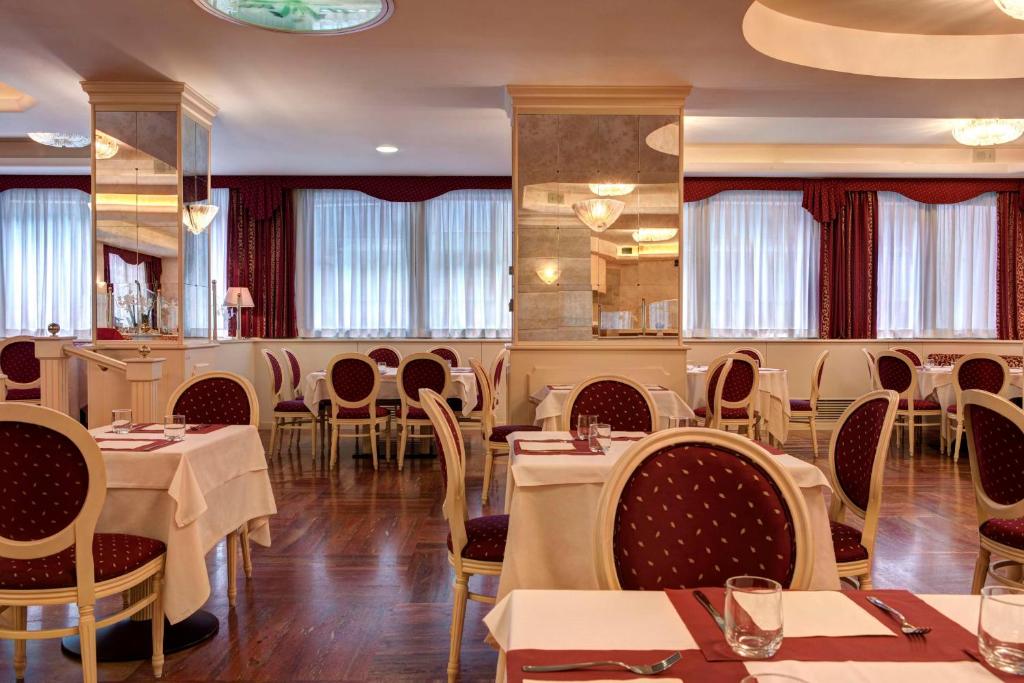 Eleganter Frühstücks- und Speisesaal mit gedeckten Tischen im Best Western Gorizia Palace Hotel.