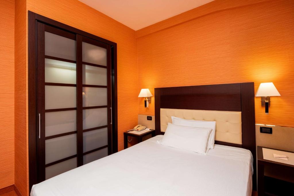 Modern eingerichtetes Einzelzimmer mit Doppelbett im Best Western Gorizia Palace Hotel.