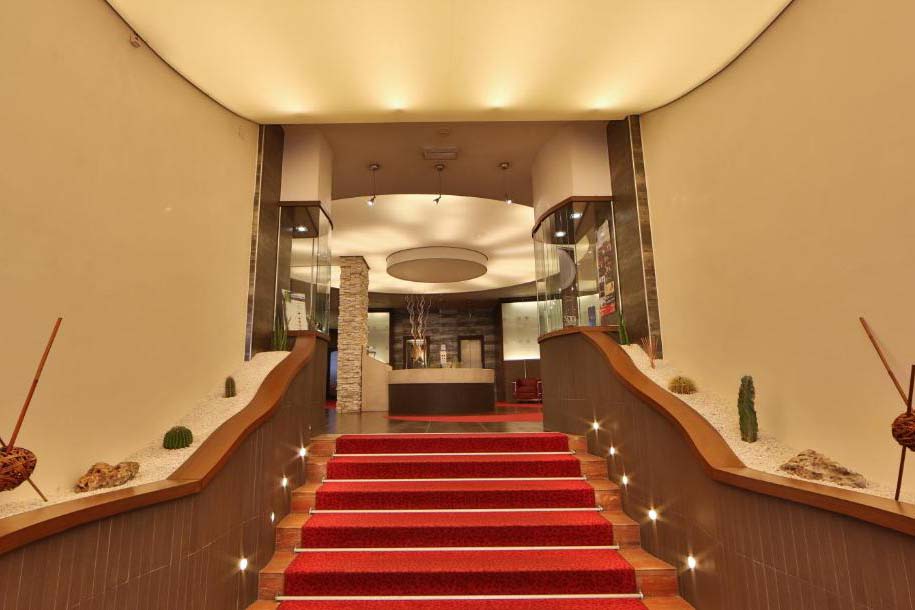 Stilvoller Eingangsbereich mit rotem Teppich und Beleuchtung im Best Western Gorizia Palace Hotel in Gorizia.