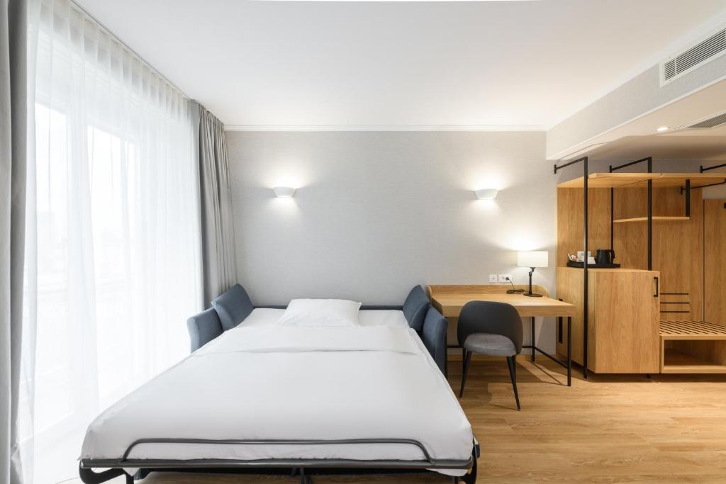 Familienzimmer im Eurostars uHOTEL Ljubljana mit Doppelbett, Schlafsofa und großzügigem Raumkonzept.