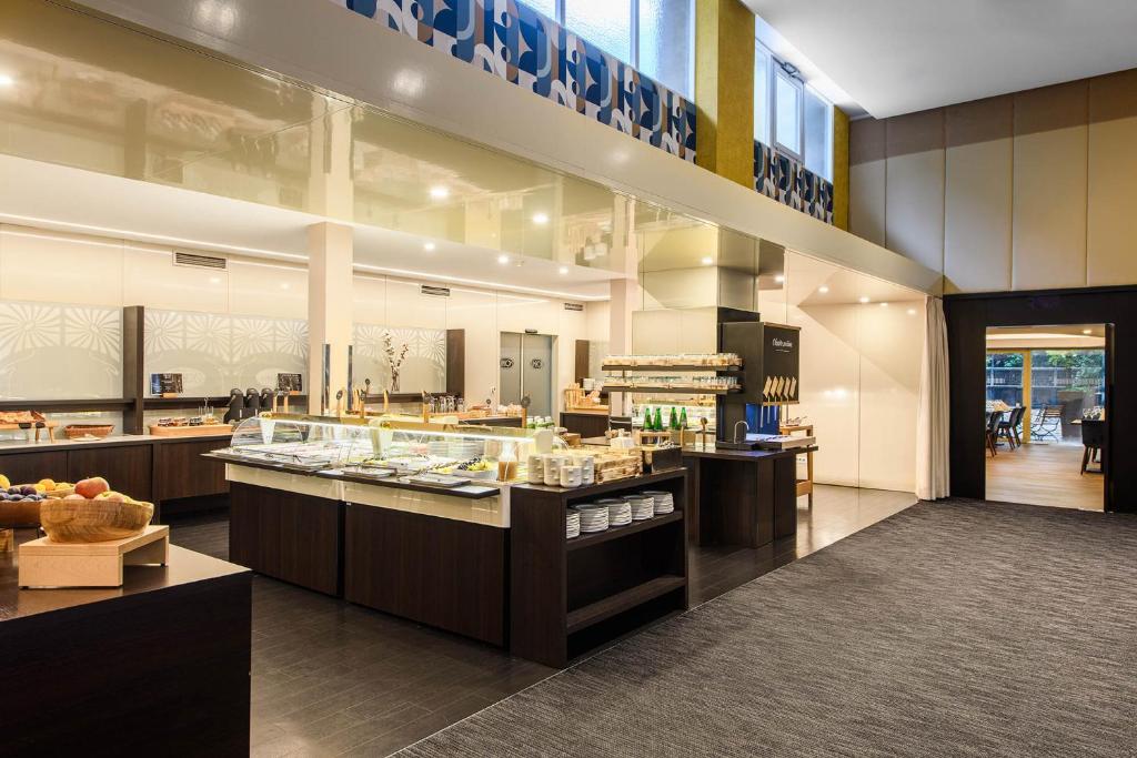 Frühstücksbereich im Eurostars uHOTEL mit Buffetstationen und großzügigem Raumkonzept.