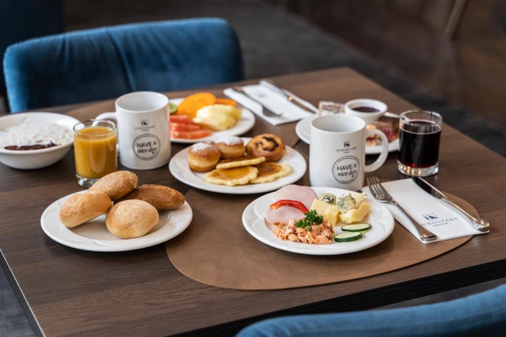 Modernes Frühstücksrestaurant im Eurostars uHOTEL Ljubljana mit Buffet und Sitzplätzen.