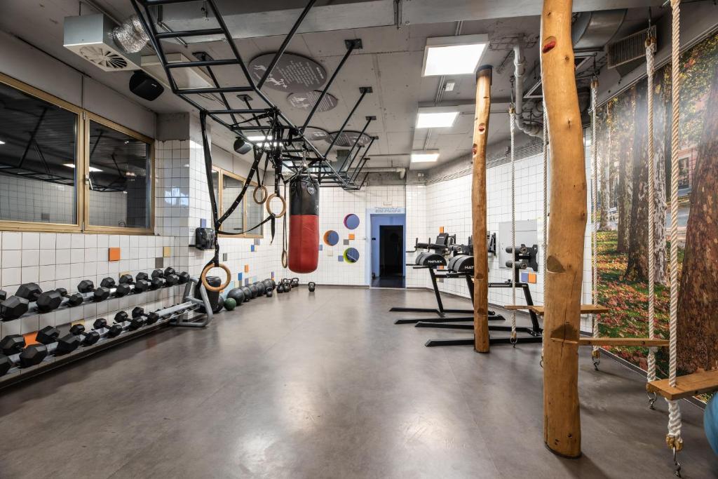 Modern ausgestatteter Fitnessraum im Eurostars UHotel mit Hanteln, Trainingsgeräten und funktionalem Design.