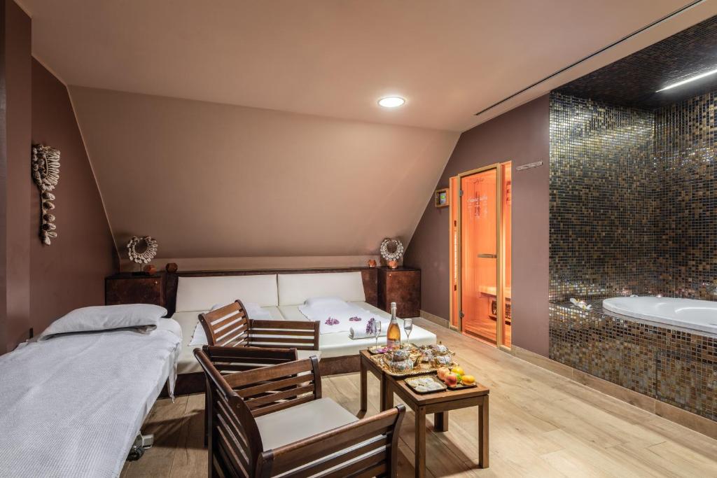 Wellness-Suite im Eurostars UHotel mit Ruhebereich, Sauna, Whirlpool und stilvollem Ambiente.