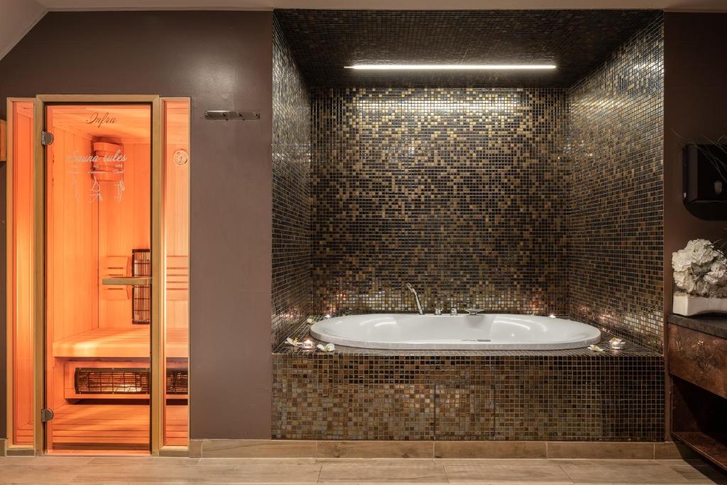 Wellnessbereich im Eurostars uHOTEL mit privater Sauna und Whirlpool in ruhiger Spa-Atmosphäre.