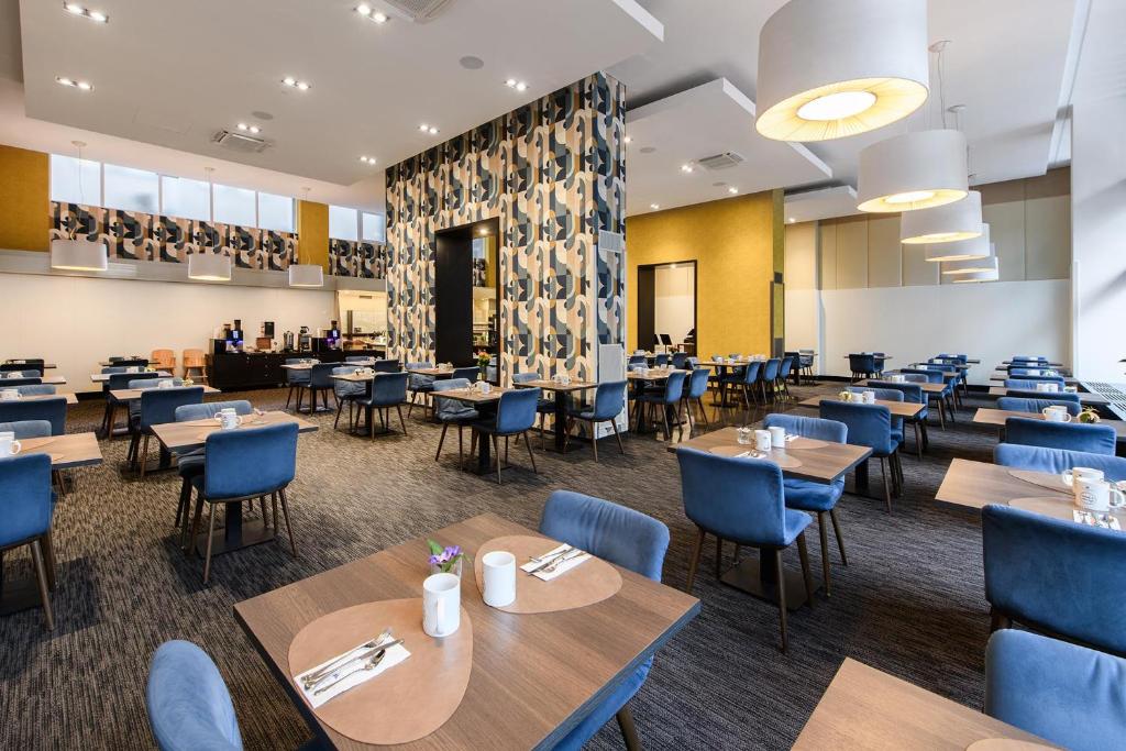 Modernes Frühstücksrestaurant im Eurostars uHOTEL mit Buffet und Sitzplätzen.