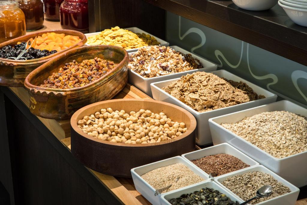 Müsli- und Cerealienstation im Eurostars uHOTEL mit Nüssen und Trockenfrüchten.