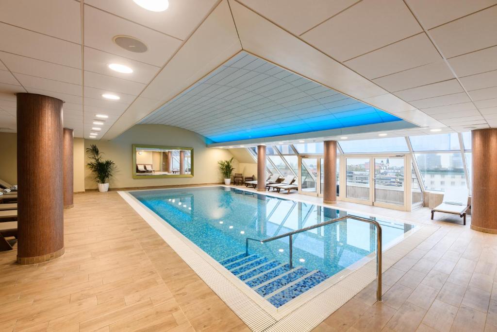 Schwimmbad im Eurostars uHOTEL mit moderner Poolanlage und Panoramafenstern.