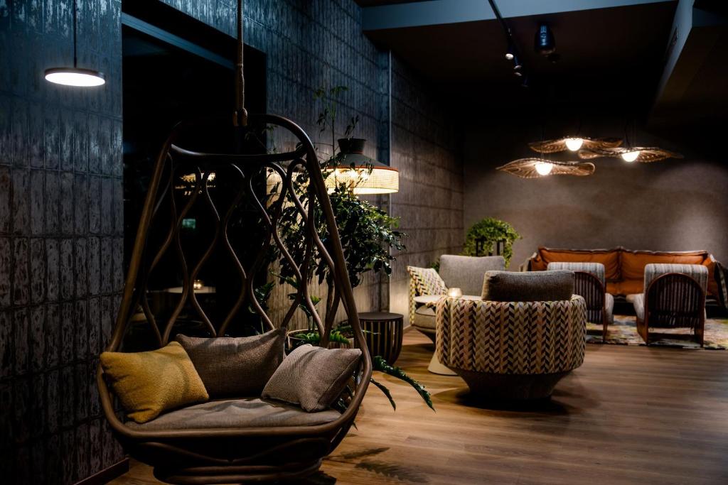 Stilvolle Lounge mit gemütlichen Sitzmöbeln und modernem Design im Motel One Wien Donau City.