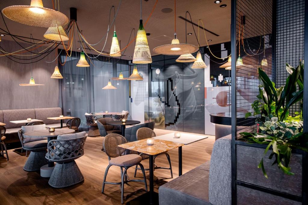 Stilvoller Loungebereich im Motel One Wien Donau City mit Designmöbeln, warmem Lichtkonzept und moderner Hotelatmosphäre.