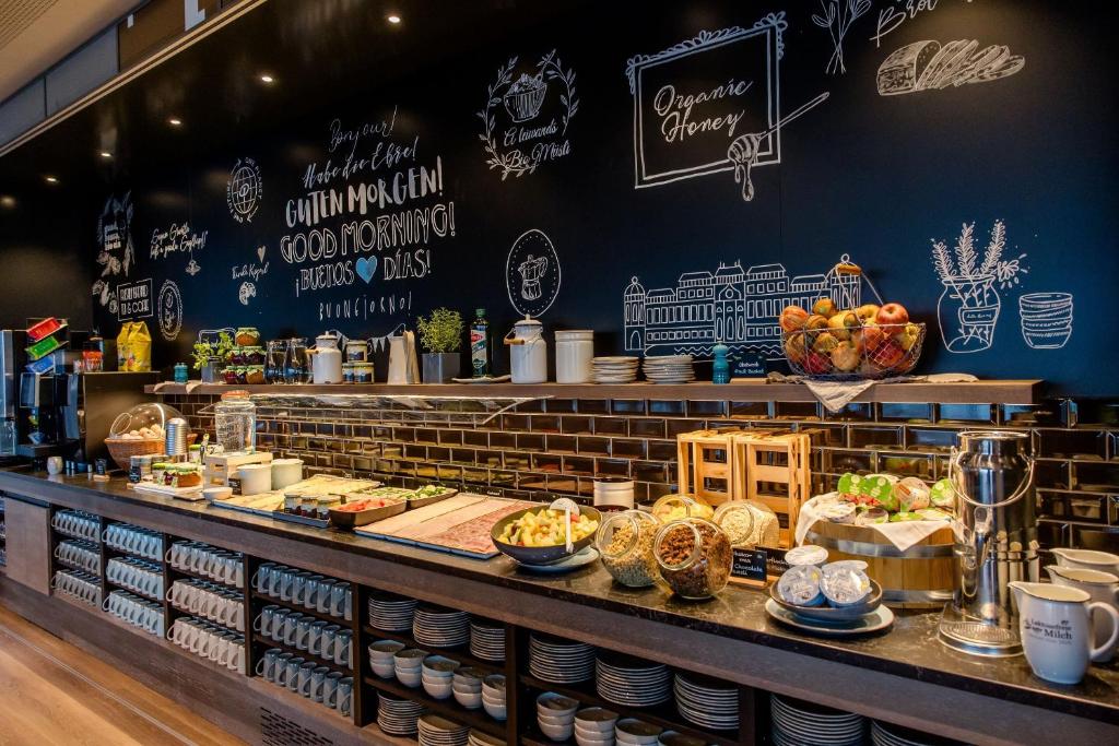 Übersichtliches Frühstücksbuffet im Motel One Wien Donau City mit frischen Zutaten und moderner Präsentation.