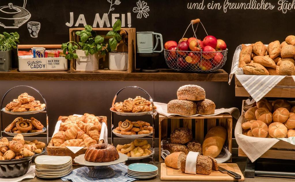 Auswahl an Gebäck, Broten und Backwaren auf dem Frühstücksbuffet im Motel One Wien Hauptbahnhof.