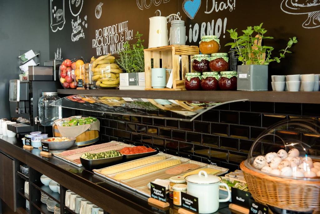 Modernes Frühstücksbuffet im Motel One Wien Prater mit frischen Zutaten, Aufstrichen und dekorativer Präsentation.