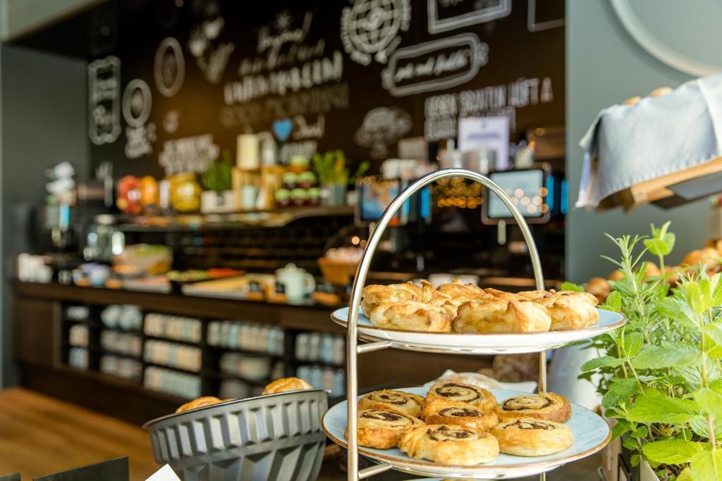 Detailaufnahme von Gebäck und süßem Frühstücksangebot im Frühstücksbereich des Motel One Wien Prater.