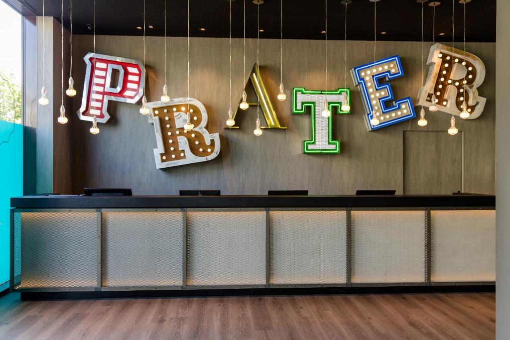 Frühstücksraum im Motel One Wien Prater mit Kaffeemaschine, Buffet und gemütlicher Atmosphäre.