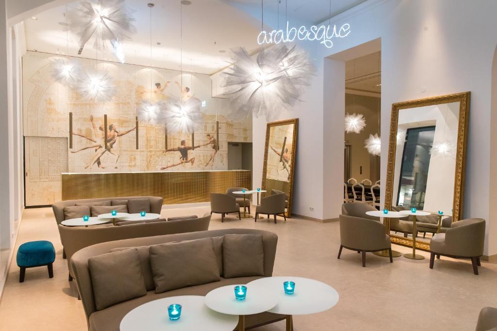 Stilvolle Lounge im Motel One Wien Staatsoper mit modernen Sitzmöbeln, kunstvoller Beleuchtung und ruhiger Atmosphäre im Designhotel im Zentrum von Wien.