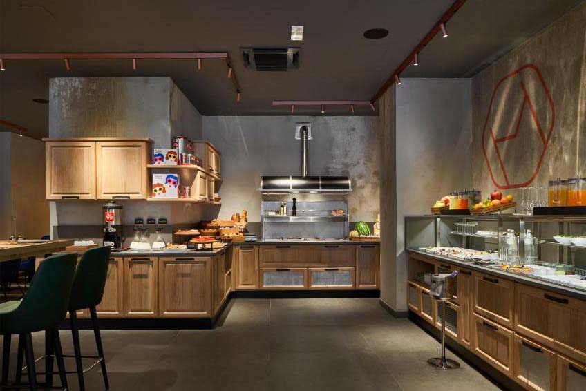 Großzügiger Frühstücksraum im The Modernist Hotel mit Frühstücksbuffet.