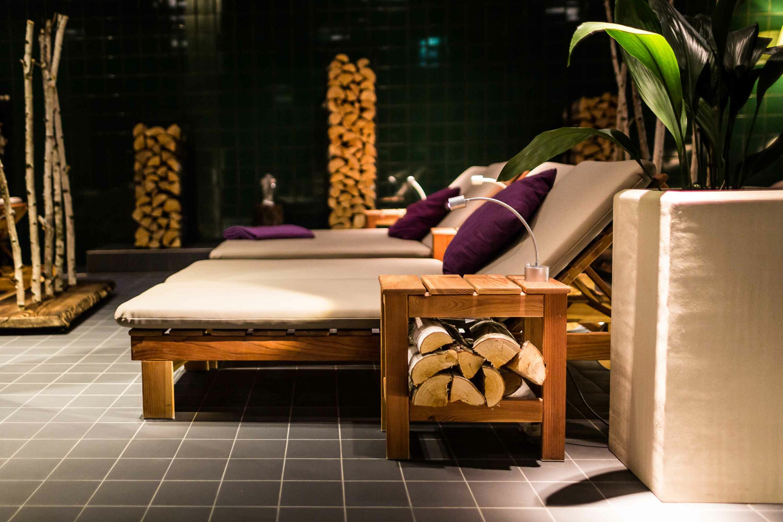 Ruhebereich im Spa des LOISIUM Wine & Spa Hotels Südsteiermark mit Liegen und warmem Licht.