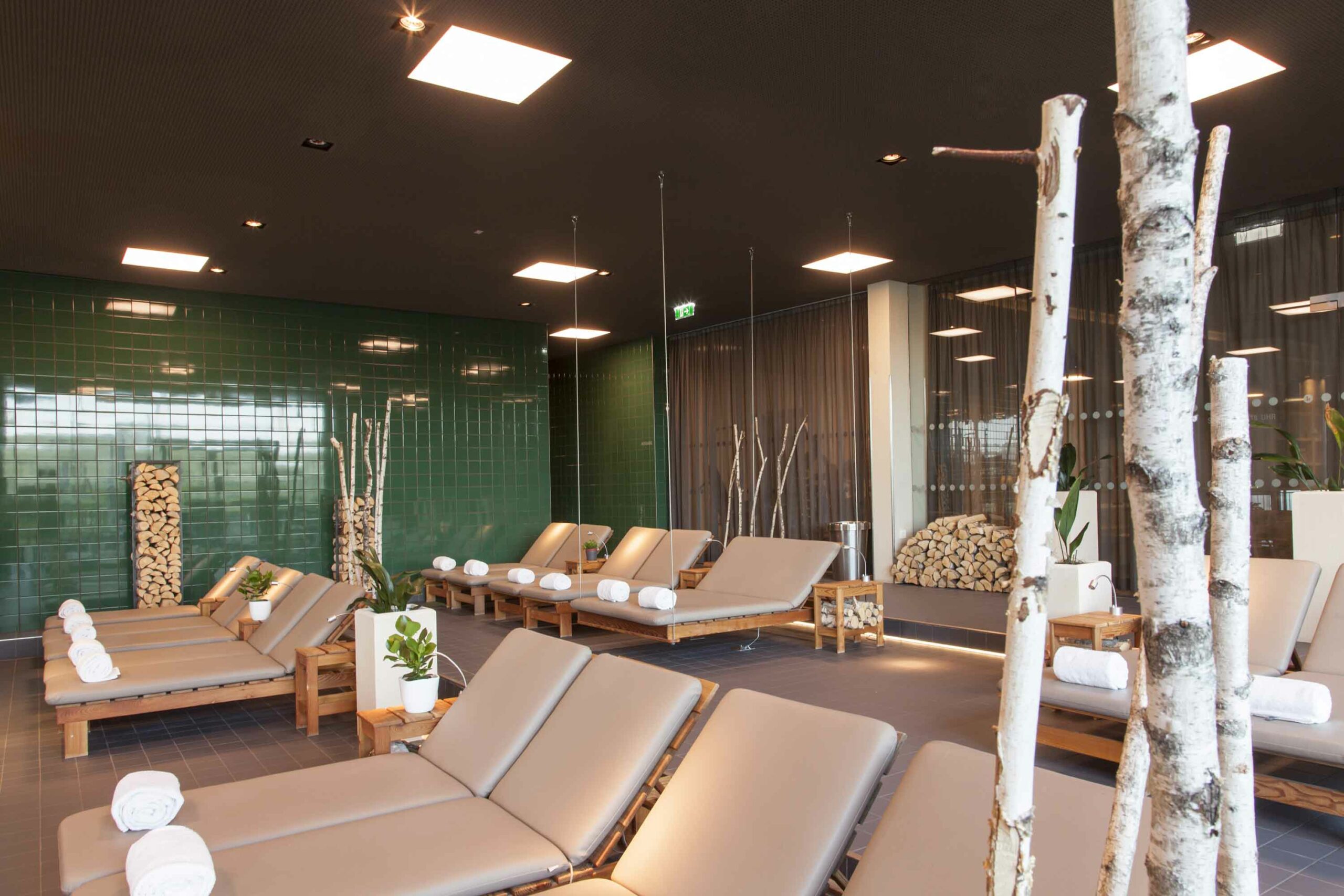 Wellnessbereich im LOISIUM Südsteiermark mit Ruheliegen und natürlichem Design im Spa.