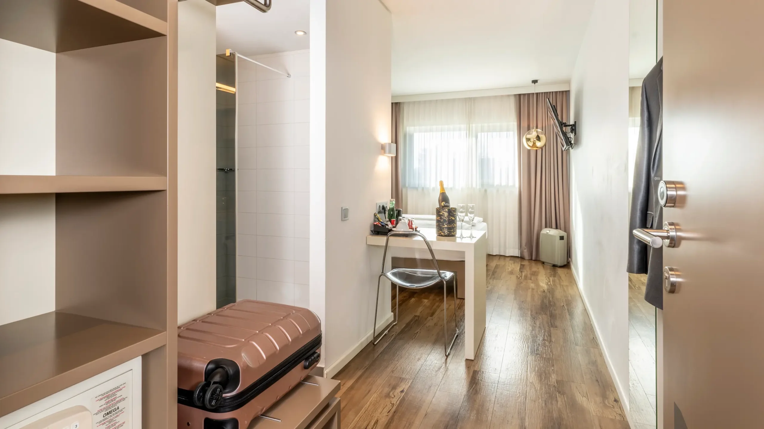 Modern eingerichtetes Hotelzimmer im Plaza Inn Graz mit Arbeitsbereich – perfekte Unterkunft für die Casinos Golf Europameisterschaft.