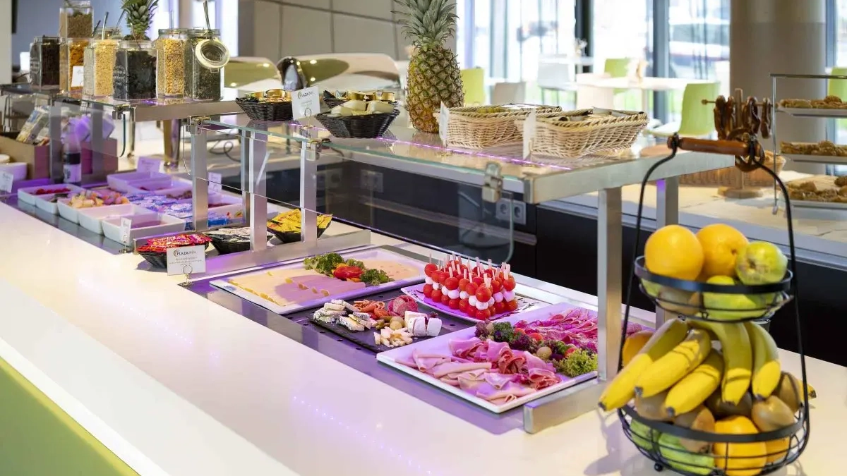 Vielfältiges Frühstücksbuffet im Plaza Inn Graz mit frischen regionalen Spezialitäten – perfekter Start in den Tag bei der Casinos Golf EM.