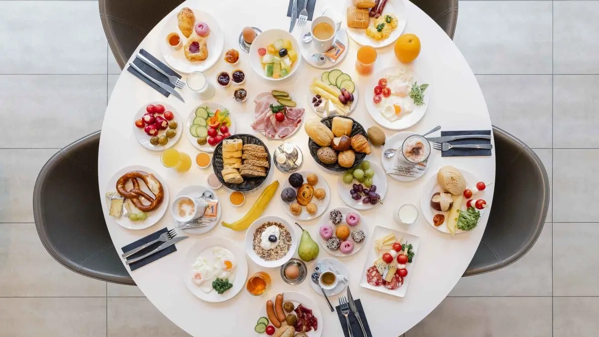 Reichhaltiges Frühstück mit frischem Gebäck, Obst und regionalen Köstlichkeiten – Genuss vor der Golfrunde bei der Casinos Golf Europameisterschaft.