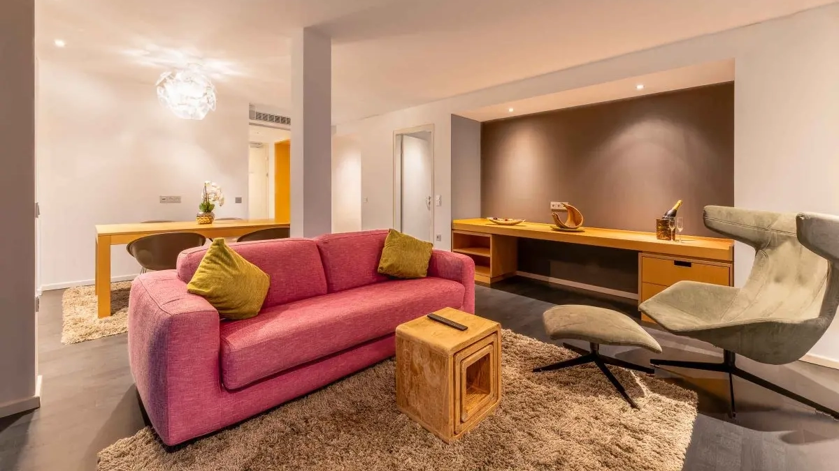 Großzügige Lobby im Plaza Inn Graz im modernem Design – exklusive Unterkunft für die Casinos Golf EM und Golfreisen nach Graz.