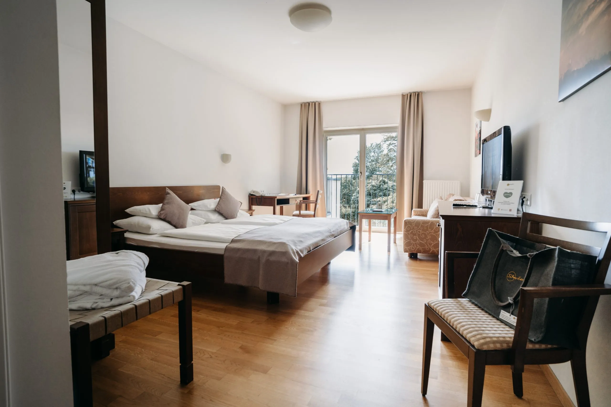 Großzügiges Doppelzimmer im Hotel Staribacher in der Südsteiermark – komfortable Unterkunft für Golfurlaub und entspannte Tage zwischen Fairways und Weinbergen.