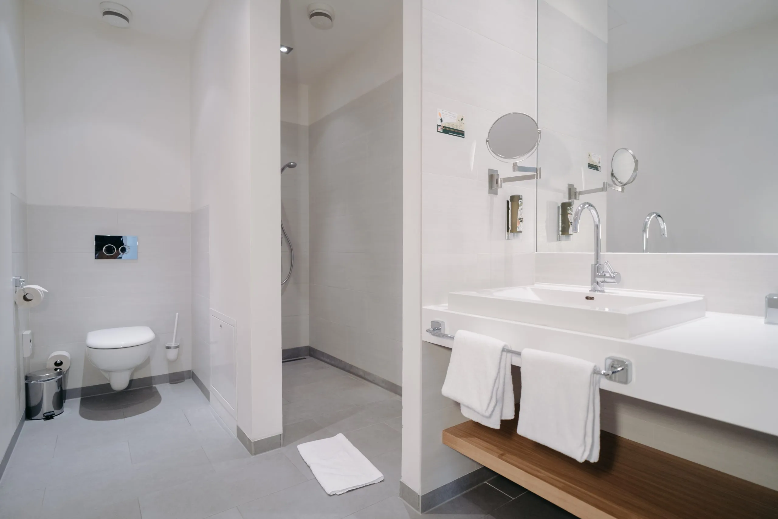 Modernes Badezimmer im Hotel Staribacher in der Südsteiermark – stilvoller Komfort für Ihren Golfurlaub.