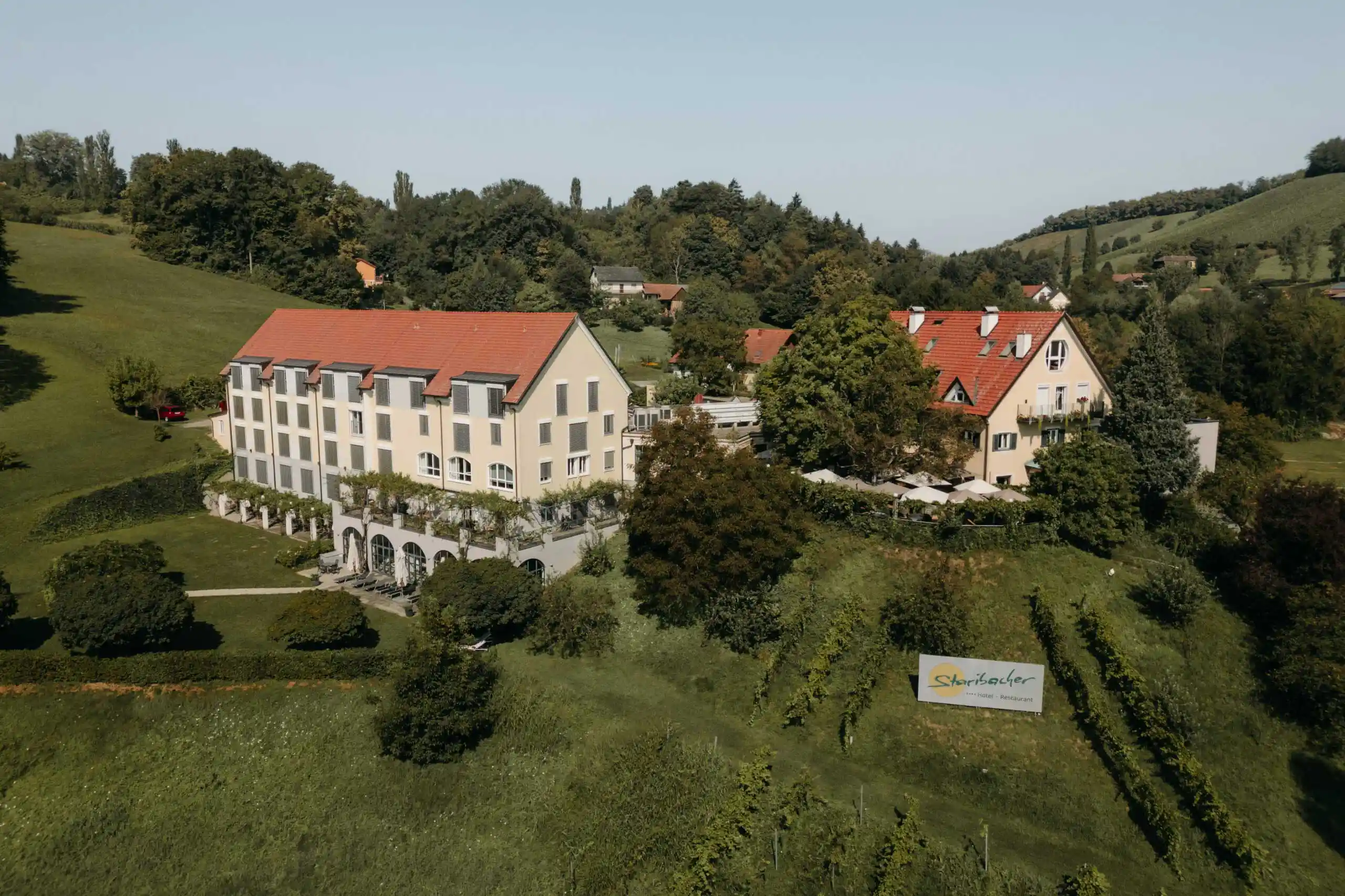 Hotel Staribacher in der Südsteiermark, eingebettet in sanfte Hügel – ideale Unterkunft für Golfurlaub und Genussreisen.