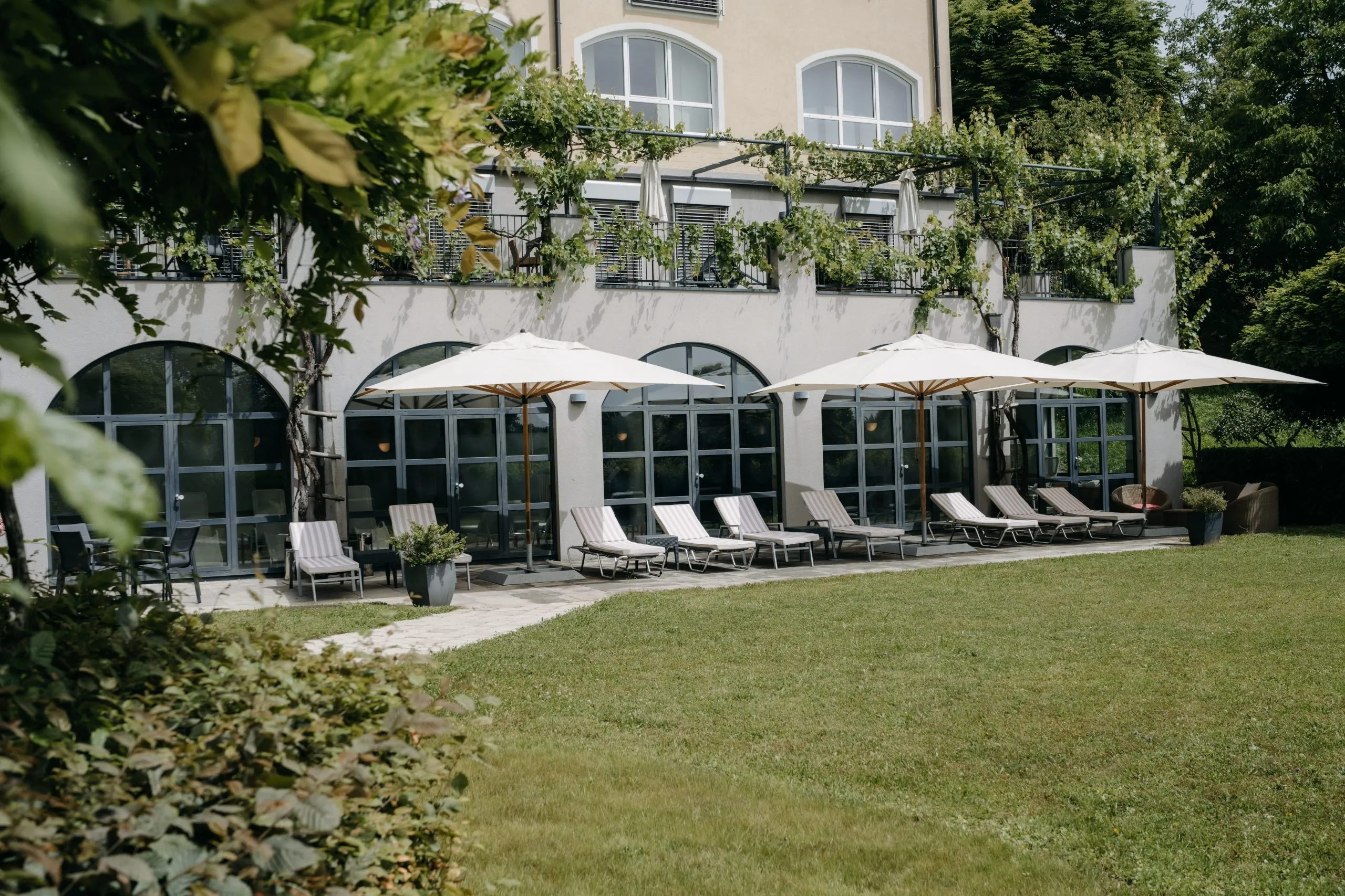 Sonnige Terrasse und Garten des Hotel Staribacher in der Südsteiermark – Erholung nach einer Golfrunde auf den schönsten Golfplätzen der Region.