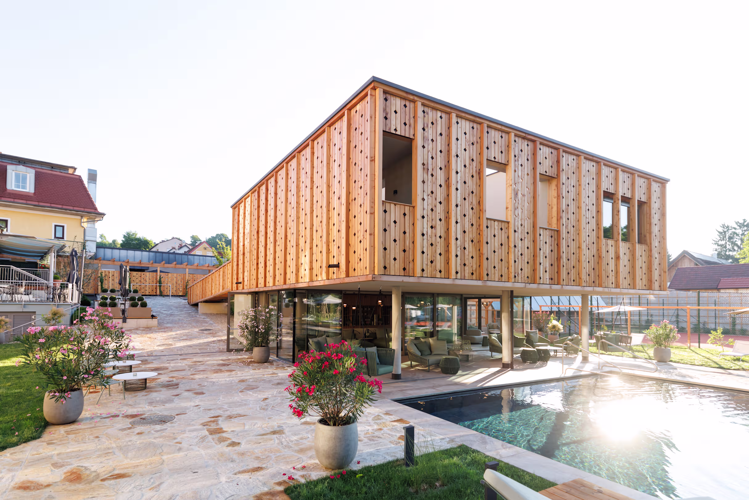 Modernes Wellnesshotel in der Südsteiermark mit Außenpool und außergewöhnlicher Holzarchitektur – ideale Unterkunft für Weinreisen, Genussurlaub und Bikereisen.